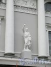 пл. Островского, 1/3, Фрагмент статуарного фриза на фасаде. фото август 2015 г.