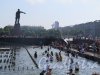 Московская площадь. Купание в фонтане. фото 25.06.2016 г.