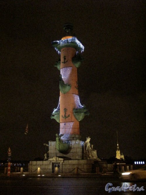 Биржевая площадь. Ростральная колонна в новогоднем оформлении. Фото январь 2012 г.