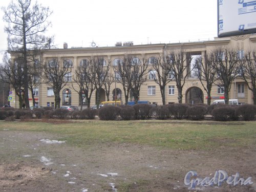 Г. Пушкин, Привокзальная пл., дом 4. Общий вид здания с Привокзальной пл. Фото 1 марта 2014 г.