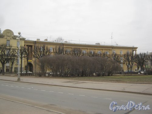 Г. Пушкин, Привокзальная пл., дом 6. Общий вид здания с Привокзальной пл. Фото 1 марта 2014 г.