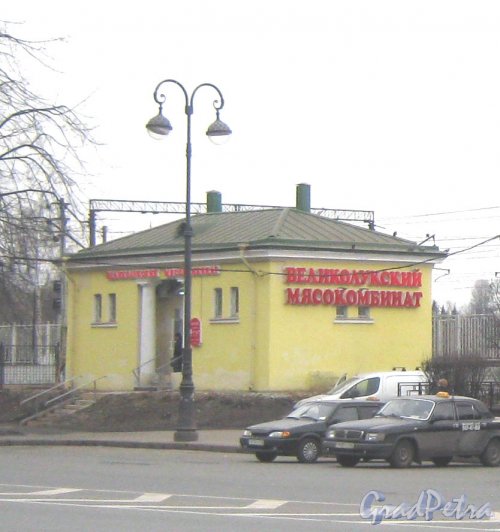 г. Павловск, Привокзальная пл., дом 3а. Общий вид здания со стороны парка. Фото 5 марта 2014 г.