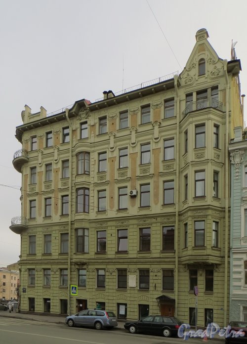 Театральная площадь, дом 8 / набережная канала Грибоедова, дом 109. Фасад со стороны театральной площади. Фото 24 марта 2014 года.