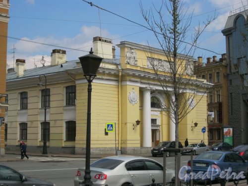 Пл. Белинского, дом 1. Общий вид с Манежной пл. Фото 10 мая 2014 г.