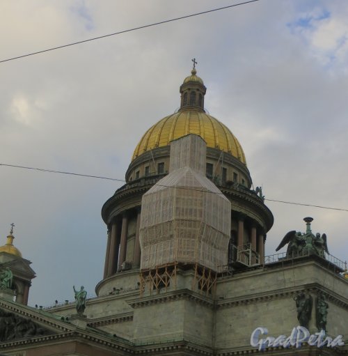 Исаакиевская площадь, дом 4. Реставрация северо-западной колокольни Исаакиевского собора. Фото 5 июня 2014 года.
