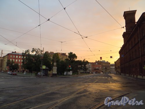 Площадь Репина ранним летним утром. Фото 4 июля 2014 года.