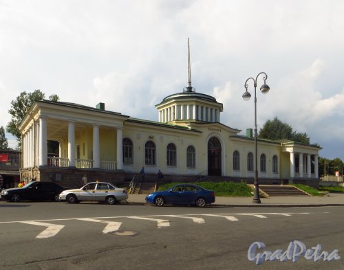 город Павловск, Привокзальная площадь, дом 1. Железнодорожный вокзал «Павловск». Фото 29 июля 2014 года.