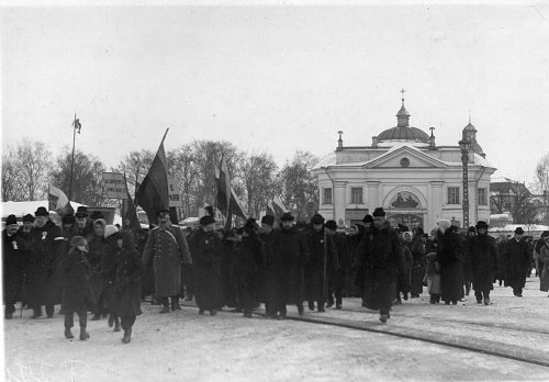 Манифестация после объявления Германией блокады Англии с правительственными флагами и плакатами у Свято-Троицкой Александро-Невской лавры. Фото 19 февраля 1915 года.
