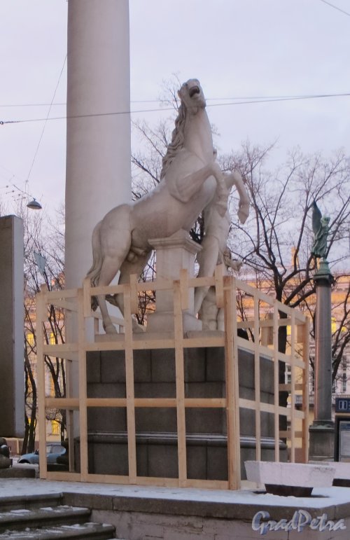 Реставрационные работы на правой скульптуре братьев Диоскуров Конногвардейского манежа. Фото 2 декабря 2014 года.