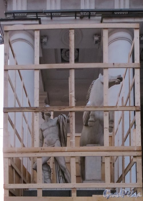Левая скульптура братьев Диоскуров Конногвардейского манежа. Реставрационные рабыт. Фото 2 декабря 2014 года.