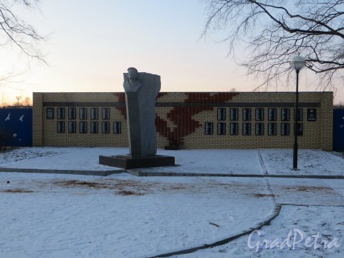 город Кронштадт, Яхтенная площадь. Памятный знак в честь Петергофского десанта. Фото 5 января 2015 года.