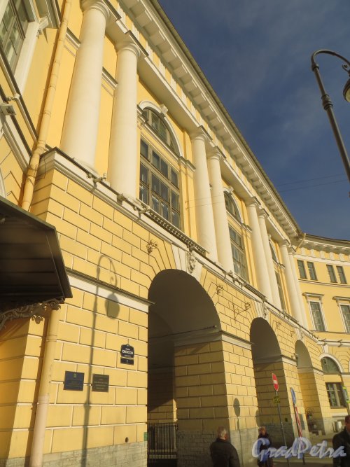 площадь Ломоносова, дом 1. Арка над улицей Ломоносова и табличка с номером здания. Фото 18 марта 2015 года.