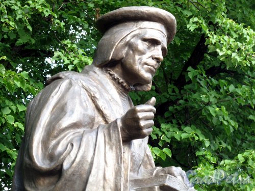 Г. Выборг, Пионерская пл. Памятник Микаэлю Агриколе, голова в профиль. Фото июль 2009 г.