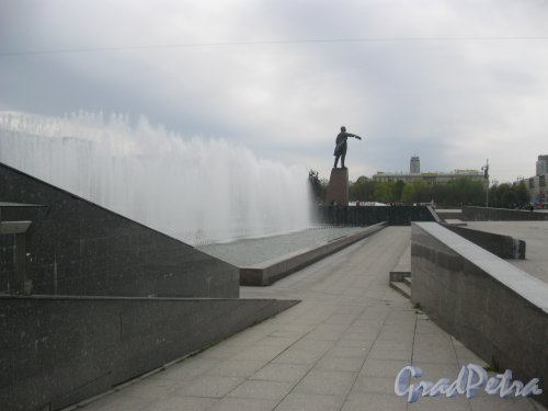 Фрагмент фонтанного комплекса на Московской площади со стороны сквера Северная Роща. Фото 12 мая 2015 г.
