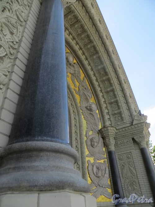 город Кронштадт, Якорная площадь, дом 5. Гранитные колонны с западного входа в храм. Фото 22 июня 2015 года.