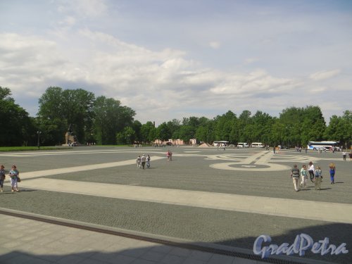 город Кронштадт, общий вид Якорной площади с памятником С.О. Макарову и Вечным огнём. Фото 22 июня 2015 года.