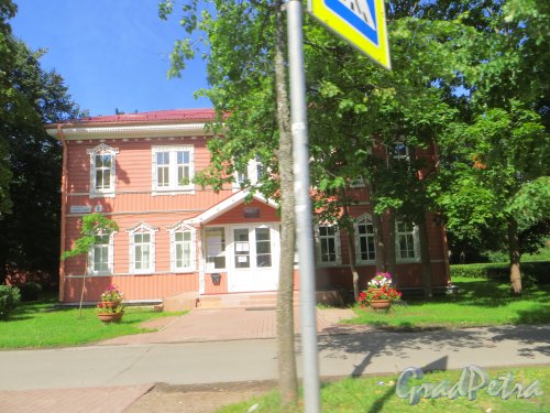 г. Сестрорецк, площадь Свободы, дом 2. Общий вид здания Детской музыкальной школы № 20. Фото 23 июля 2015 года.