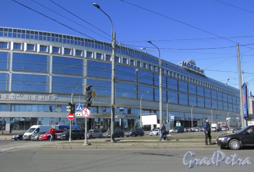 площадь Александра Невского, дом 2. Вид гостиницы «Москва» после реконструкции. Фото 22 марта 2016 года.