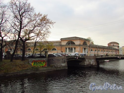 наб. реки Мойки, дом 4 / наб. канала Грибоедова, дом 1. Общий вид комплекса построек Конюшенного двора со стороны реки Мойки. Фото 20 октября 2016 года.