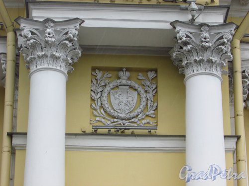 Сенатская площадь (площадь Декабристов), дом 1. Художественное оформление фасада. Фото 8 июля 2016 года.