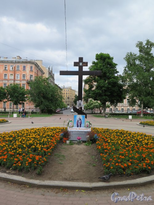 Воскресенский сквер. Памятный крест. фото июнь 2015 г.