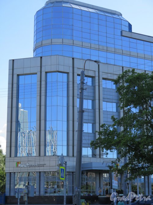 пл. Конституции, д. 3. Административно-деловое здание «Лидер-Тауэр», 2008-13. Фрагмент левого крыла здания. фото июнь 2015 г.