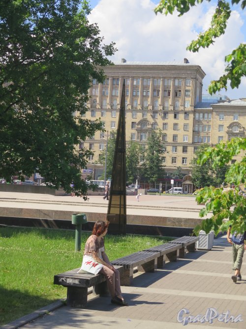Вид Московской площади от Демонстрационного проезда. фото июнь 2015 г.