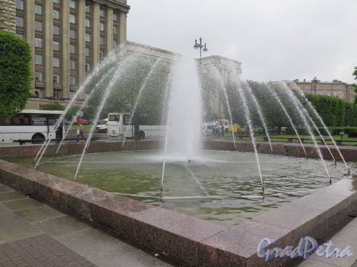 Московская пл. Малый центральный фонтан на аллее. фото июль 2015 г.