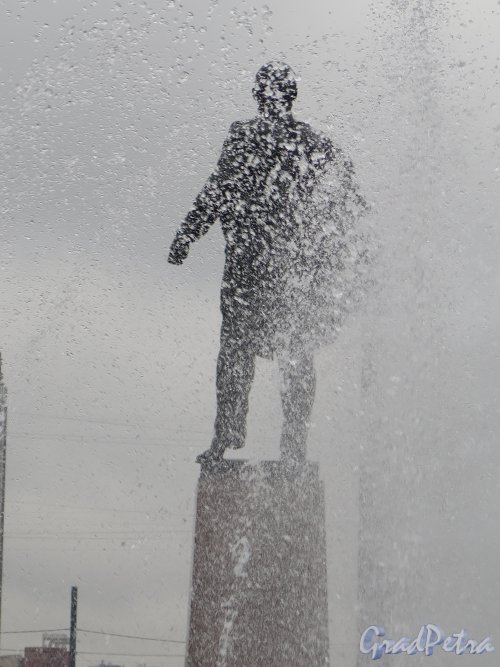 Московская пл. Памятник В.И. Ленину. Вид через струи фонтана. фото июль 2015 г.