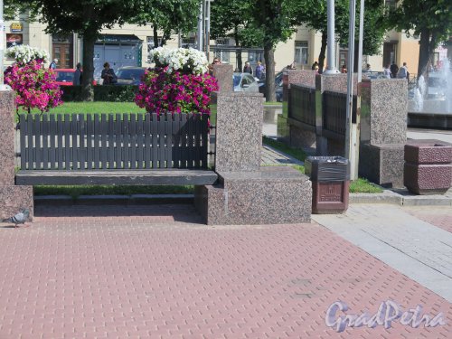 Пл. Ленина. Сквер на площади. Фрагмент Монументальных скамей. фото июль 2015 г.