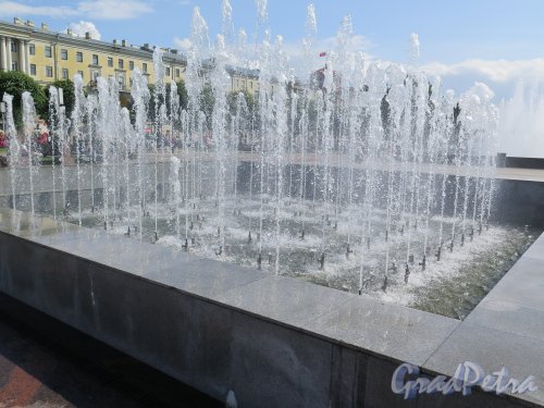 Пл. Ленина. Сквер на площади. Один из малых фонтанов. фото июль 2015 г.