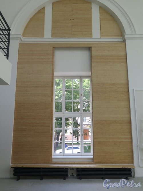 Исаакиевская пл., д. 1. Выставочный зал «Манеж». Окно на улицу. фото июль 2016 г.
