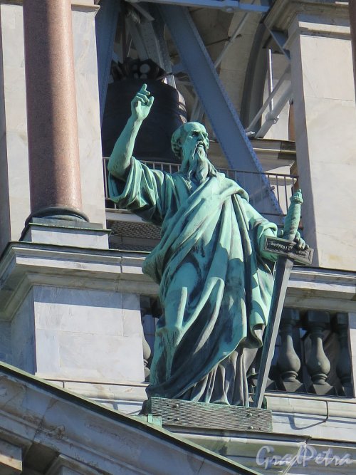 Исаакиевская пл., д. 4. Исаакиевский собор, Статуя «Апостол Павел» на крыше, ск. П. К. Клодт. фото август 2016 г.