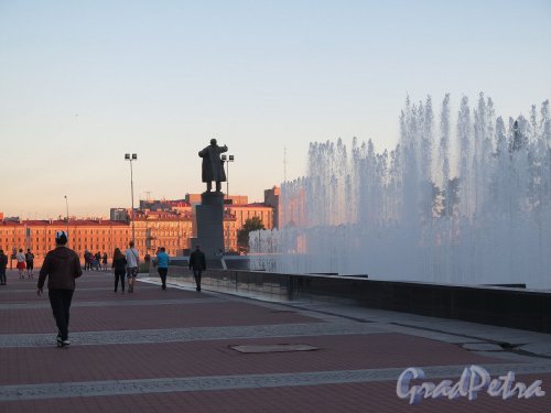 Площадь Ленина. Сквер на площади с фонтаном и памятник Ленину на закате. фото июль 2017 г.