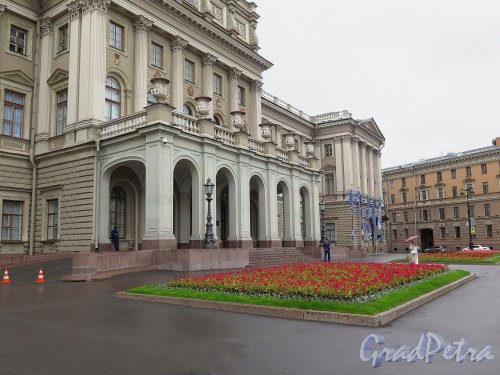 Исаакиевская пл., д. 6. Мариинский дворец. Крыльцо входа. фото июль 2017 г.