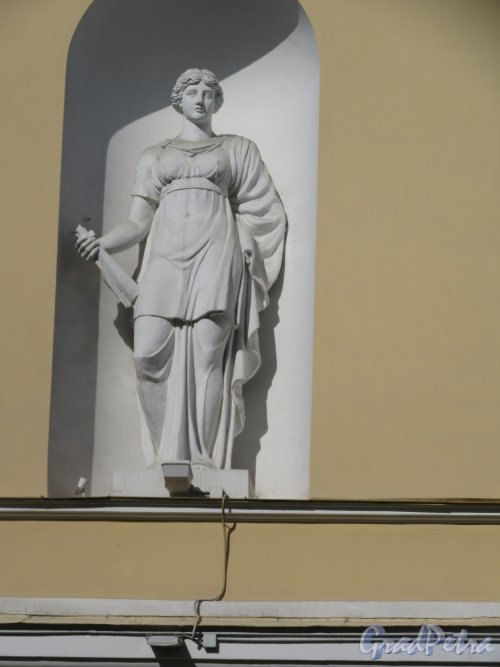 Островского пл., д. 6а. Александринский театр. Статуя в левой нише заднего фасада. фото апрель 2018 г.
