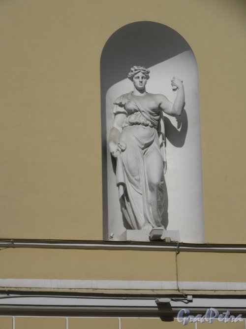 Островского пл., д. 6а. Александринский театр. Статуя в правой нише заднего фасада. фото апрель 2018 г.