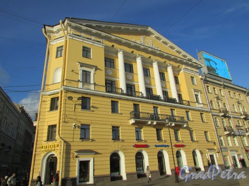 Сенная площадь, дом 9 / переулок Гривцова, дом 26. Фасад со стороны Сенной площади. Фото 28 октября 2019 года.