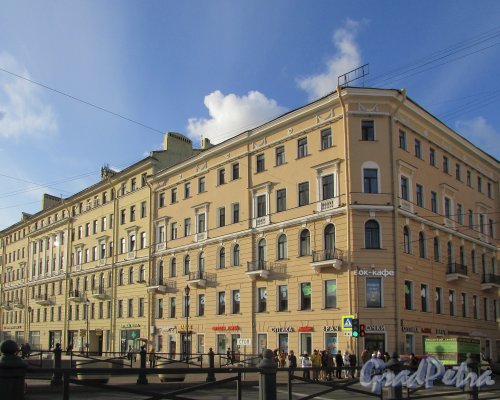 Сенная площадь, дом 13 (слева) и Сенная площадь, дом 11 / переулок Гривцова, дом 13 (справа). Общий вид фасадов зданияй со стороны Сенной площади. Фото 28 октября 2019 года.
