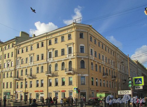 Сенная площадь, дом 11 / переулок Гривцова, дом 13. Общий вид здания. Фото 28 октября 2019 года.
