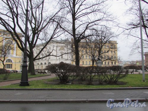 Общий вид площади Ломоносова. Фото 13 ноября 2019 года.
