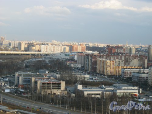 Приморский р-н. Вид с крыши дома 2 по Лыжному пер на район Приморского шоссе в сторону ЗСД. Фото 14 апреля 2014 г.