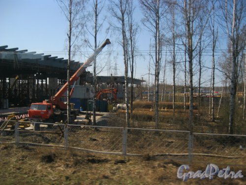 Приморский р-н, пос. Парголово. Строительство продолжения трассы «М-49» (Суздальское шоссе). Вид из проезжающей мимо электрички. Фото 22 апреля 2014 г.