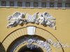 Адмиралтейский проезд, д. 1. Главное Адмиралтейство. Горельеф с фигурами Славы над центральными воротами. Фото апрель 2014 г