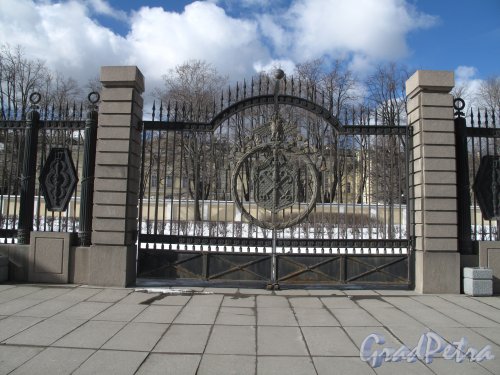 Смольный проезд, д. 1. Решетка сада Смольного со стороны Смольной наб. Центральные ворота. Фото март 2014 г.