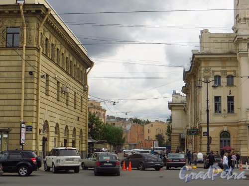 Перспектива Винокурцевского проезда из Введенского сада. Фото 24 июня 2014 года.