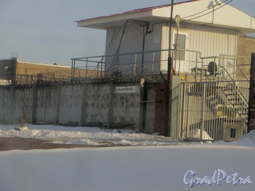 Макулатурный проезд, дом 8, литера А. Въезд на территорию и будка охранника. Фото 11 февраля 2015 года.