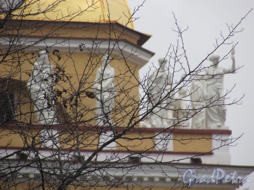 Адмиралтейский проезд, дом 1. Вид на нижнюю часть шпиля. Фото 11 февраля 2016 года.