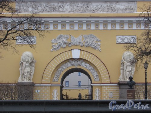 Адмиралтейский проезд, дом 1. Главный въезд на территорию со стороны Александровского сада. Фото 11 февраля 2016 года.