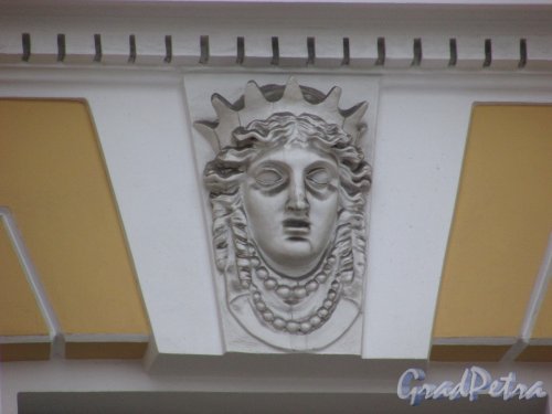 Дворцовый проезд, дом 2/Адмиралтейский проезд, дом 1. Женская маска на фасаде здания. Фото 11 февраля 2016 года.